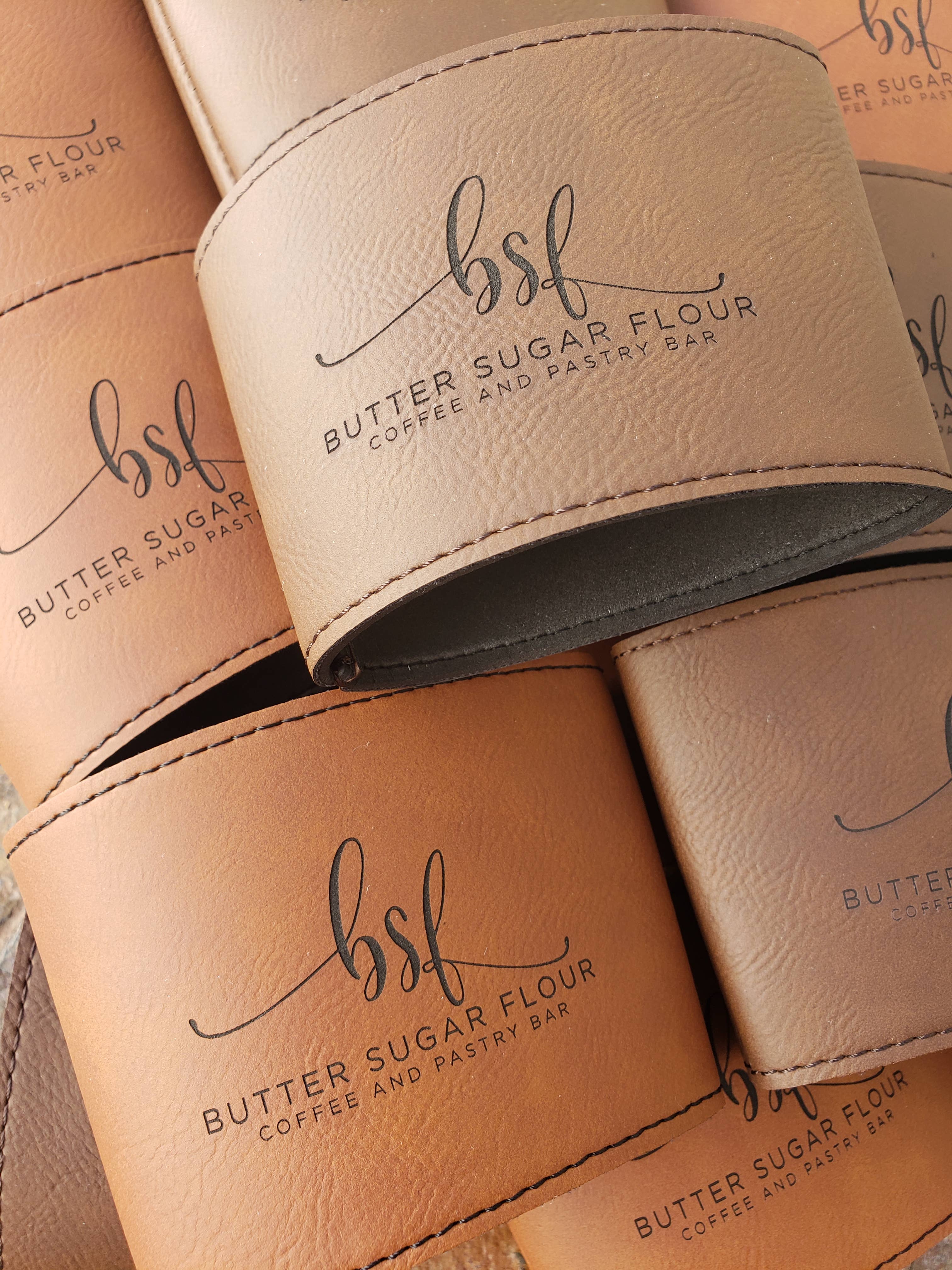 The Rural Home - Venta al por mayor Fundas para recipientes de bebida - Manga de Taza de Cuero Sintético Grabada – Marca de Cafetería Reutilizable16