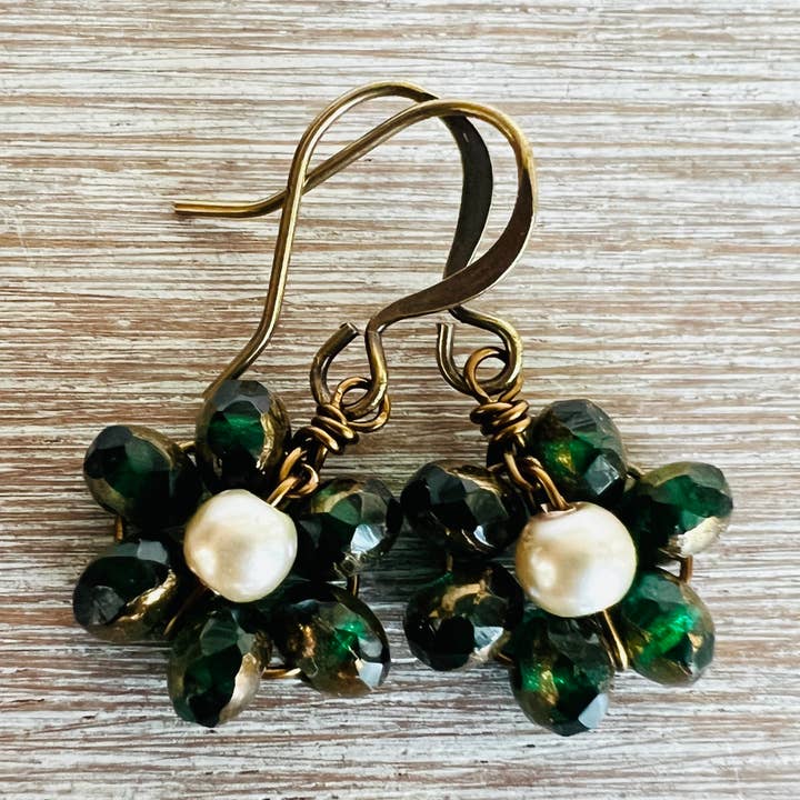 Boucles d'oreilles cristal Beach Bloom en vert forêt doré pour la vente par Twist Style
