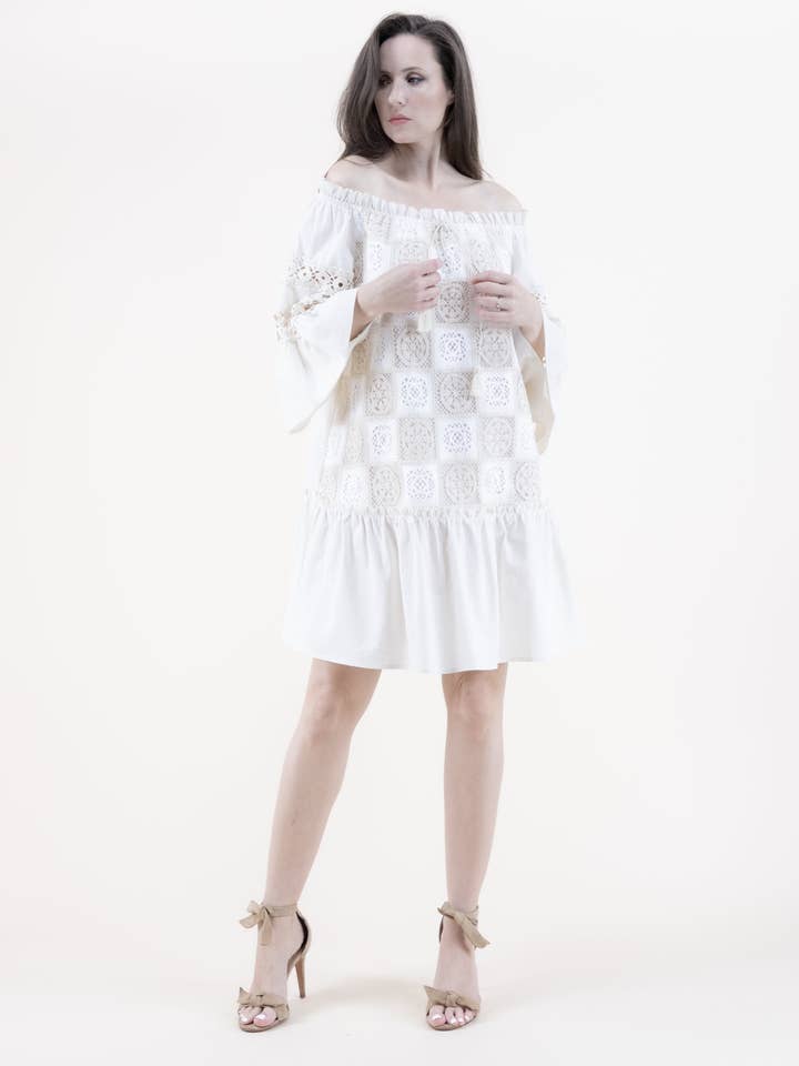 Robe en dentelle de coton à épaules dénudées et taille basse pour la vente par Original USA