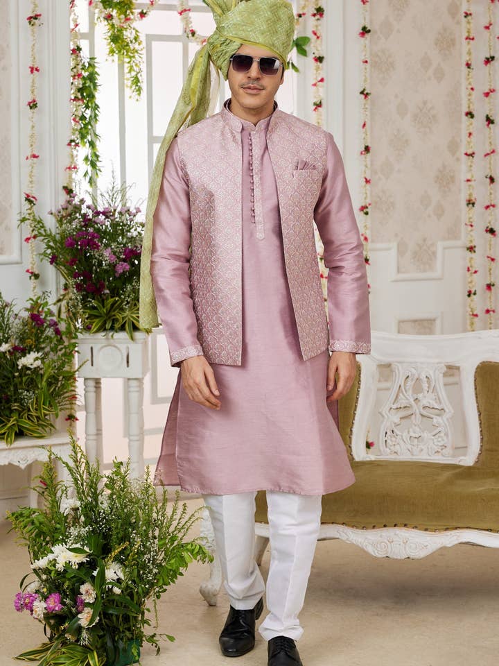 Kurta pyjama en soie d'art rose pâle avec veste gilet pour hommes pour festivals et mariages - Travail de broderie pour la vente par HATKE BRIDE