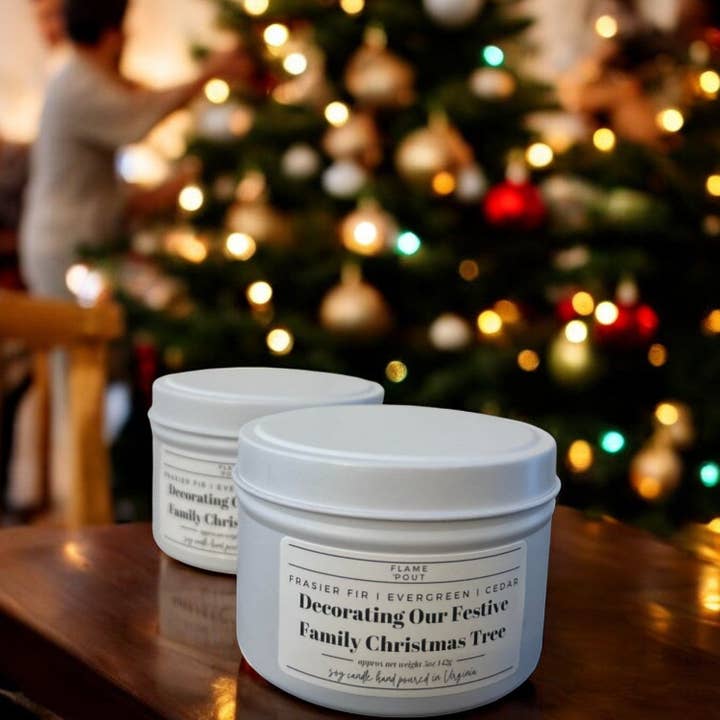 Vela Decorativa da Nossa Árvore de Natal Festiva em Família | Vela Perfumada com Aroma de Abeto e Sempre-verde por atacado de Flame + Pout