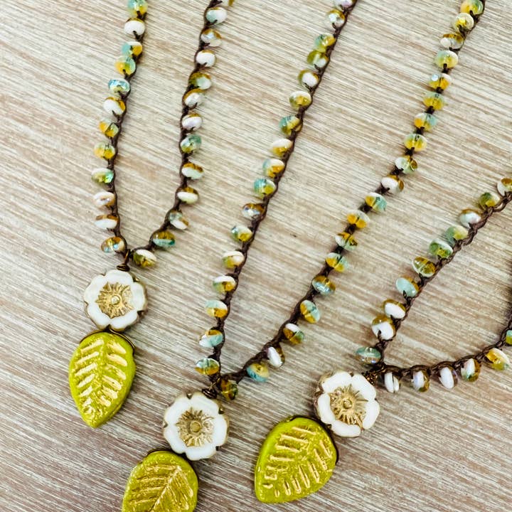 Collier Cristal Fleur de Printemps et Feuille avec Or et Ivoire pour la vente par Twist Style