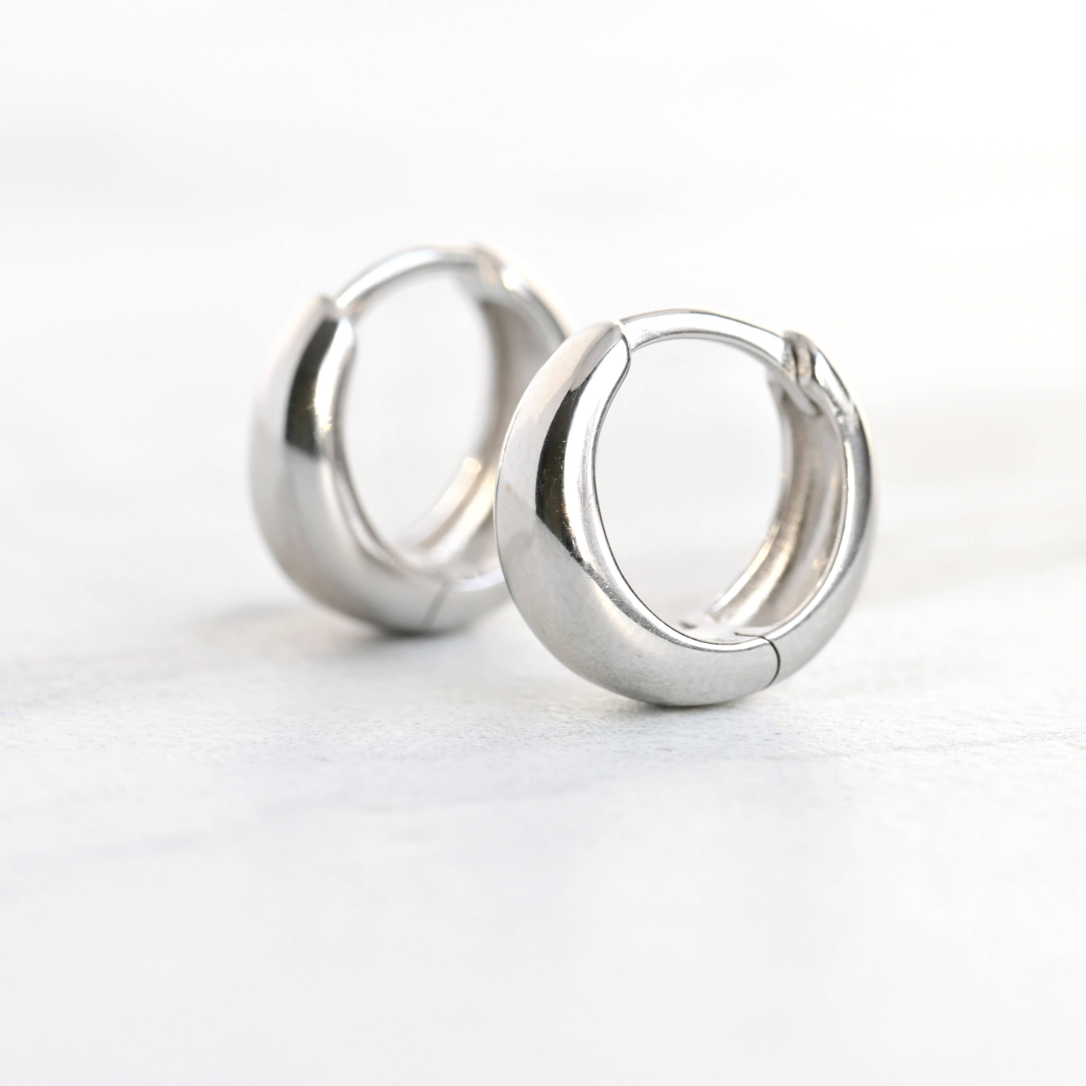 Blueyejewelry - Vendita all'ingrosso Orecchini a cerchietto - Cerchi spessi piccoli - Orecchini huggie in argento sterling e vermeil oro 18k15