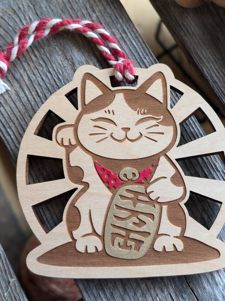 Adorno gato de la suerte (Maneki Neko) en madera de arce para venta al por mayor de Foxwood Gifts Canada