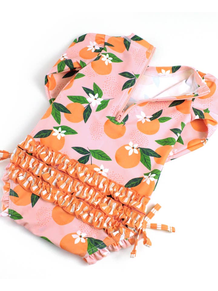 Lyserød Baby Piger Orange You The Sweetest Langærmet Éndelt Rash Guard Badedragt med Signature Bagpå Flæser for engroshandel på Faire7