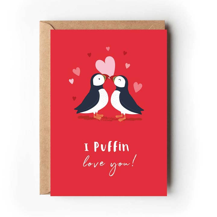 Carte de Saint-Valentin originale pour partenaire avec un couple de macareux mignons pour la vente par Klara Hawkins