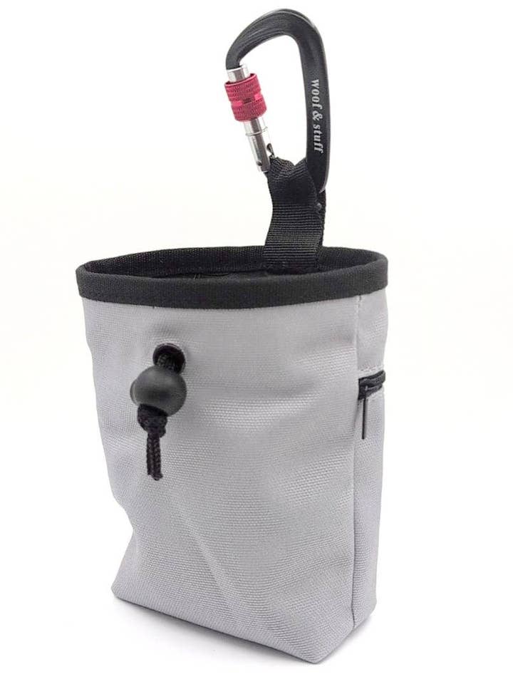 Pochette de friandises avec logo personnalisé imprimé sur le devant pour la vente par woof and stuff