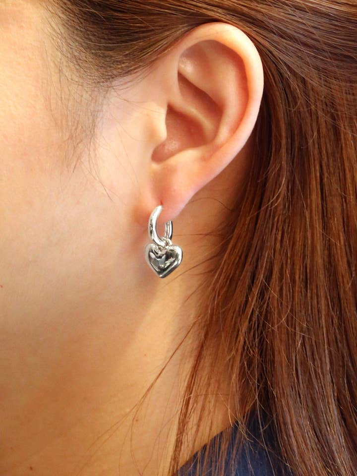 SJE310645 Boucles d'oreilles Huggie en forme de cœur 14 carats pour la vente par MiMi Wholesale