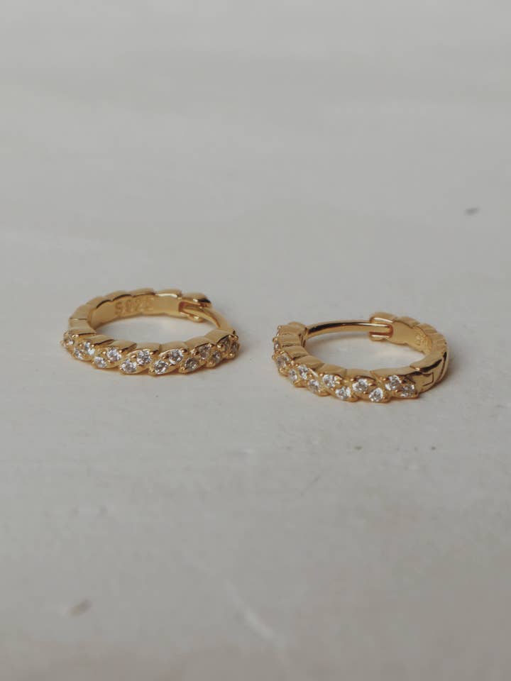 Orecchini a cerchio Huggie ghiacciati per la vendita all'ingrosso da parte di Olive Branch Jewelry & Co.