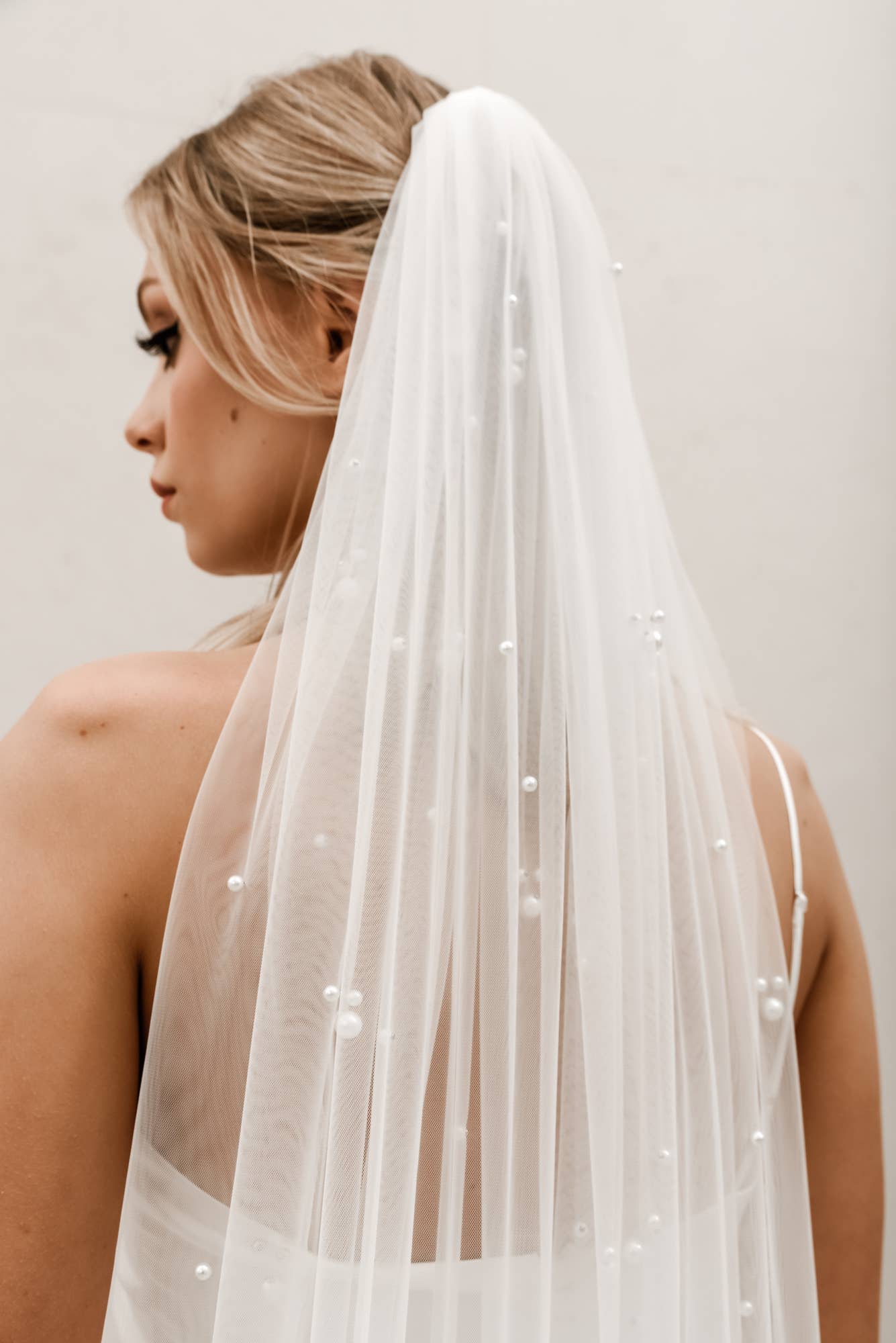 Heirloom Bridal Company - Wholesale Veil - Women's - Cluster Pearl Veil V0103