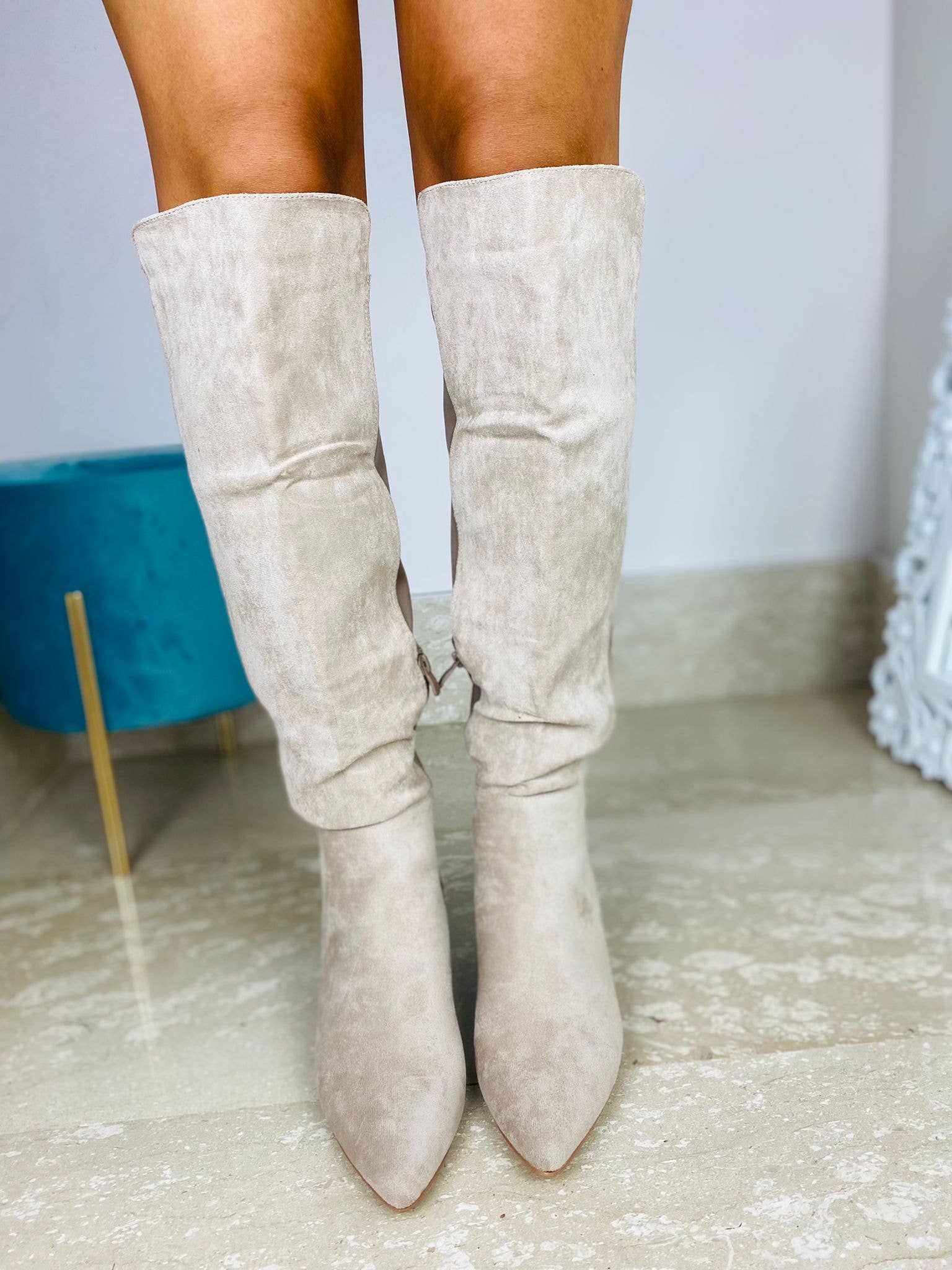 Vera Shop – Engroshandel Støvler - Dame – Elastisk støvle med ruskindseffekt og asymmetrisk elastik8