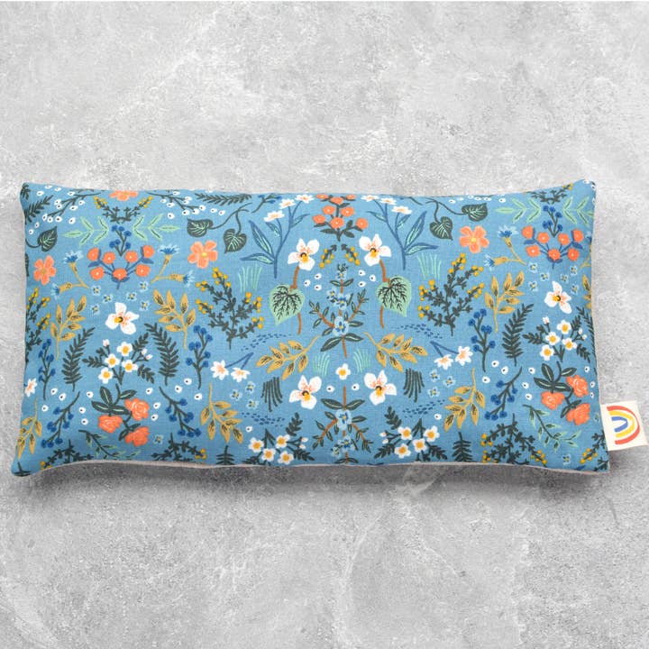 Viktad ögonkudde Wildwood Floral i Blue Metallic Resort för wholesale av Minor Thread