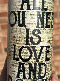 Tout ce dont j'ai besoin, c'est d'amour et de livres. pour la vente par Andi’s Shoppe