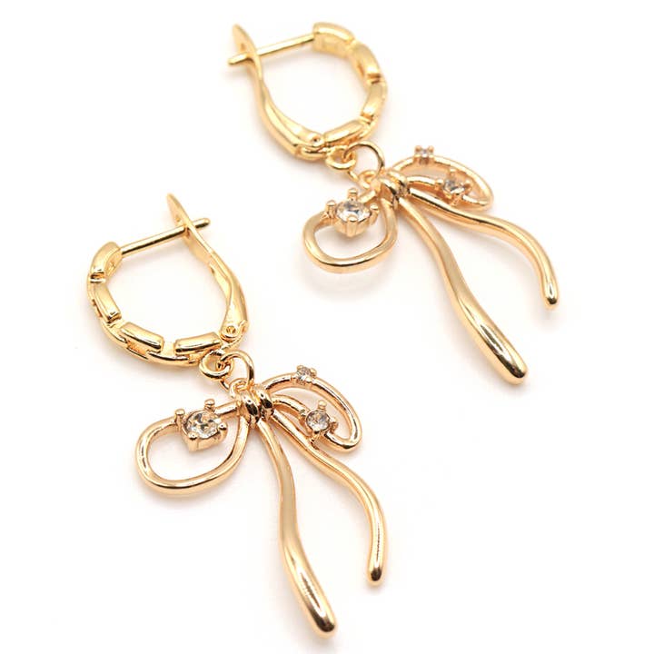 Brincos delicados com nó em laço em ouro hipoalergénicos e preenchidos a ouro por atacado de Jessica Santander