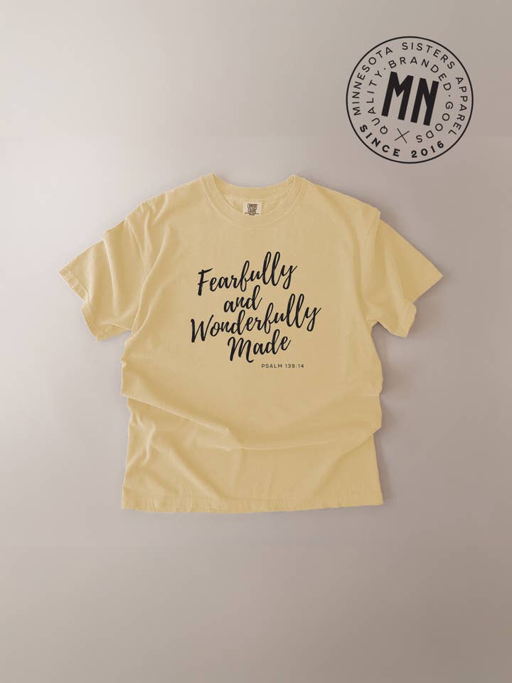 Rädd och Underbart Made Tee för wholesale av Minnesota Sisters