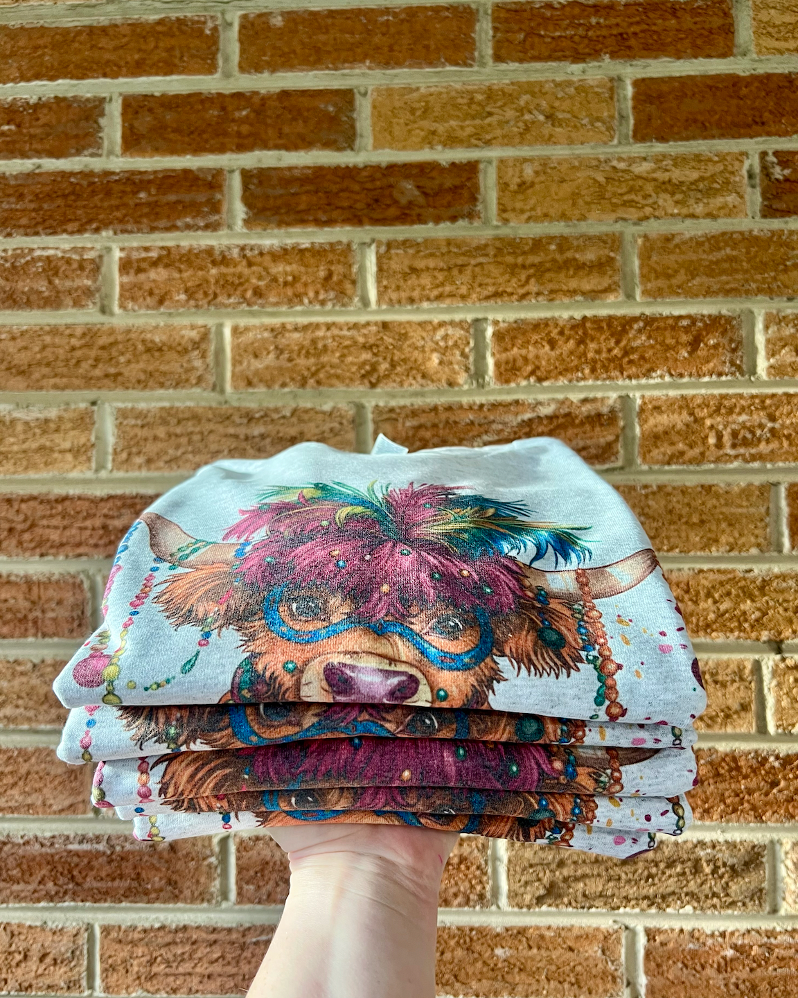 Southern Chic – wholesale T-shirts med screentryck – Dam – Highland Cow Mardi Gras grafisk T-shirt2