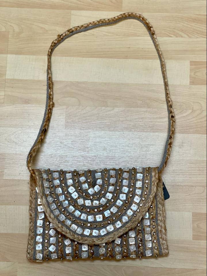 Sac en jute gris tissé à la main avec des coquillages pour la vente par Ranee's Accessories