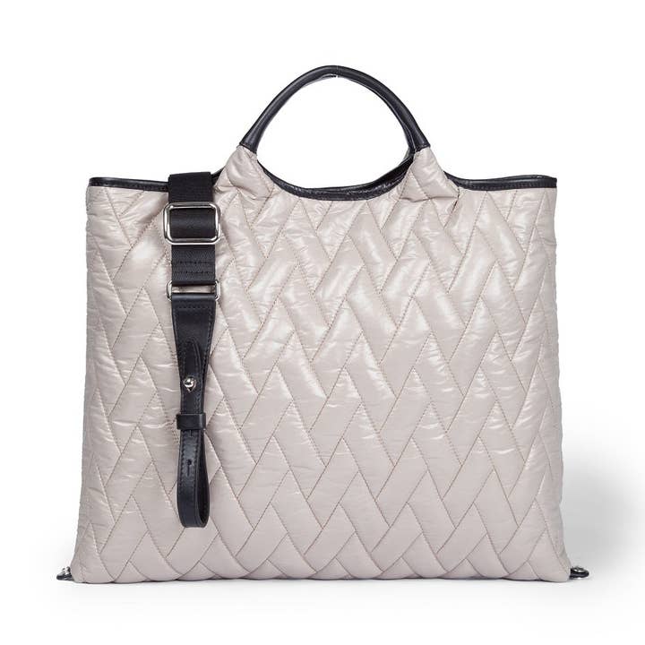 Sac convertible Joy Puffy 5 modèles en 1 en tissu anti-goutte, finitions en cuir de veau et bandoulière amovible pour la vente par Roberta Gandolfi