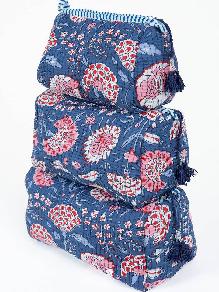 Blauwe toilettas set van gewatteerde katoenen stof met bloemenprint voor wholesale door LA Soul