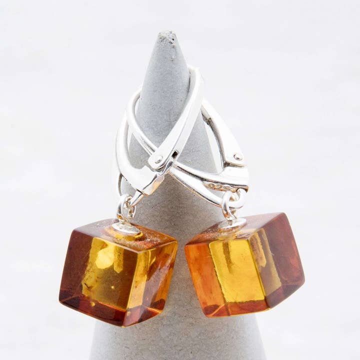 Orecchini pendenti in ambra baltica, con pendente in ambra cubica per la vendita all'ingrosso da parte di Marcin Waryszak