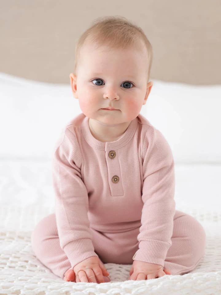 Body à manches longues en coton biologique gaufré - Lavande pour la vente par Lūmmi in Colour Babywear