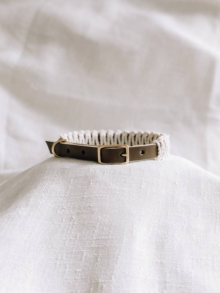 Coleira de couro e macramê verde-oliva/marfim por atacado de EMBER & IVORY