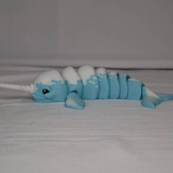 Figura de Narval Articulada - Impresa en 3D en Azul y Blanco para venta al por mayor de Scent Your World