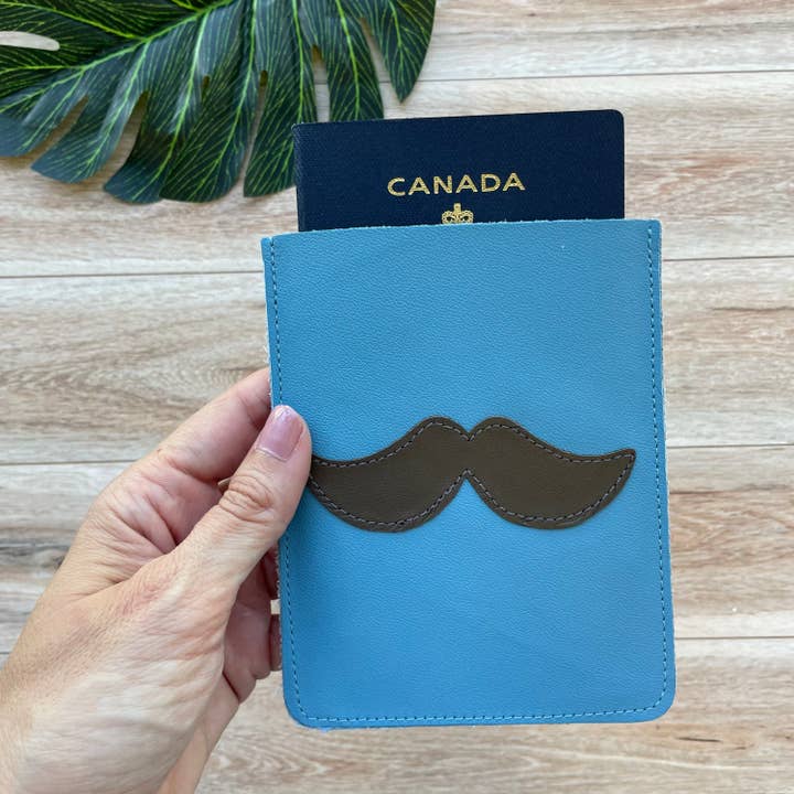 Étui à passeport en cuir, bleu avec motif moustache marron pour la vente par Mally Designs