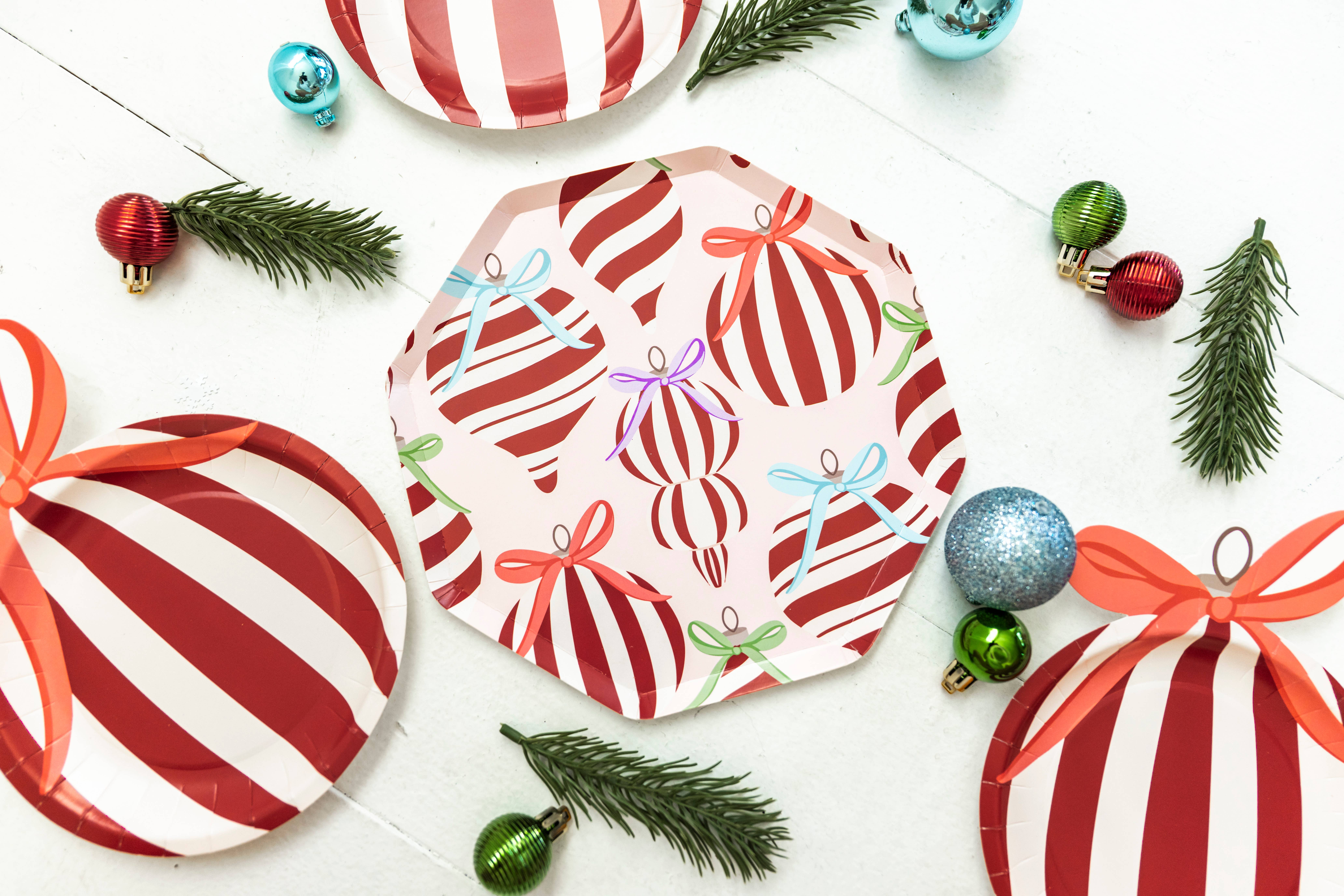Festive Fun Co. – wholesale Disposable plate – Ornaments & Bows Plate1