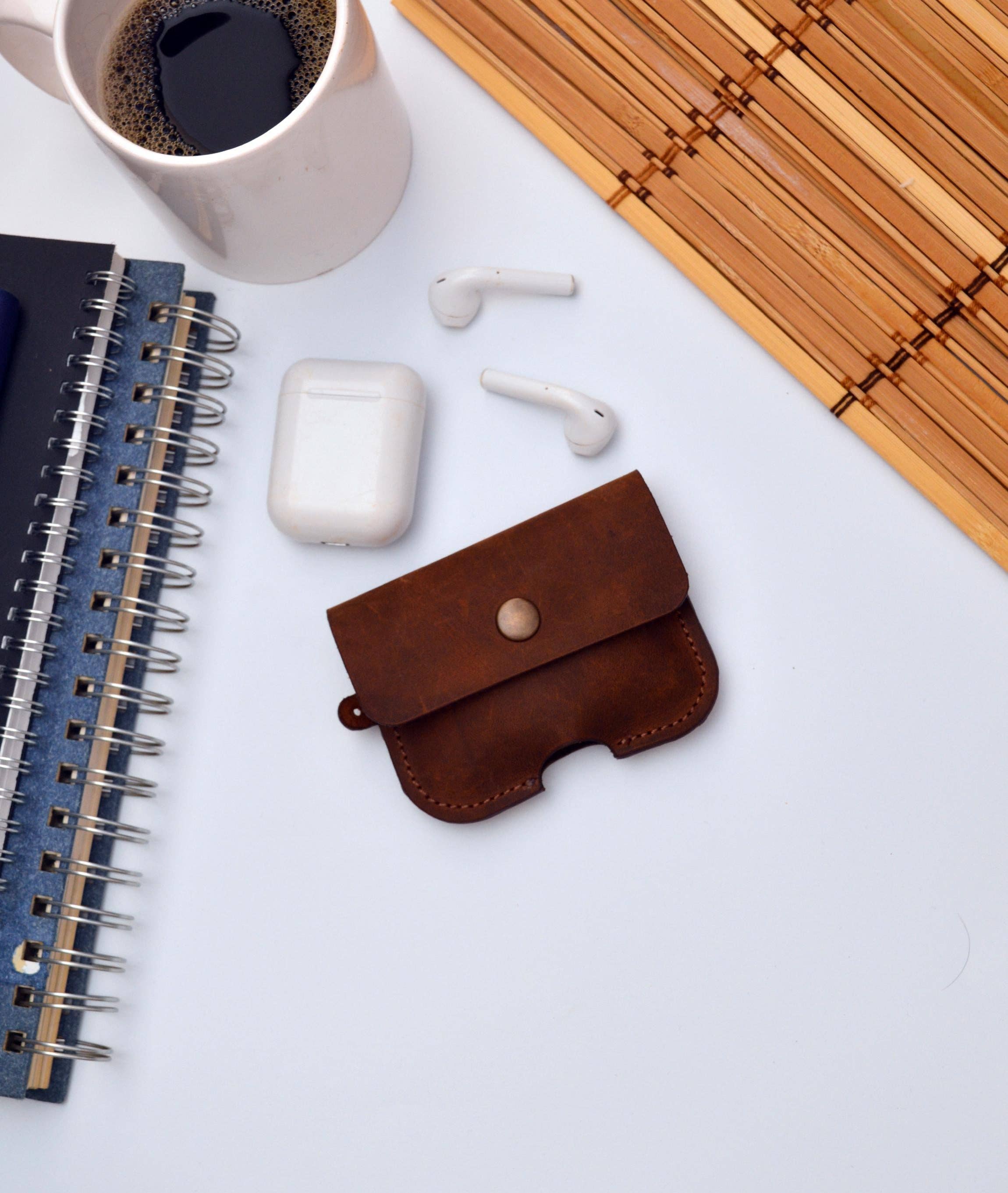 Craftivor - Venta al por mayor Fundas de auriculares AirPods/con cable - Hombre - Funda de cuero personalizada para AirPods, soporte de cuero grabado para Apple AirPods4