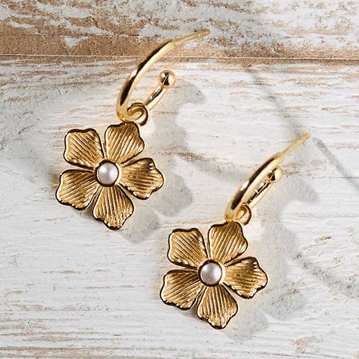 Créoles à petites fleurs en perles pour la vente par Laura Foote Designs