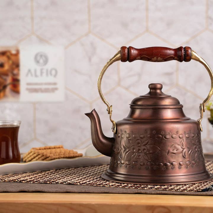 Teiera in rame massiccio scuro incisa a mano per piano cottura, 1,6 quarti (1,5 litri) per la vendita all'ingrosso da parte di ALFIQ Copper