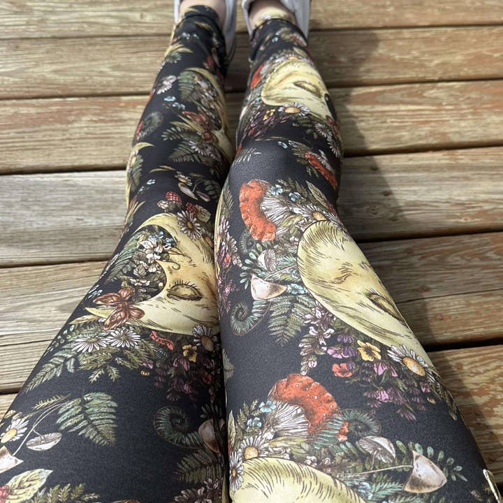 Triple Goddess Boutique - Wholesale Fashion Leggings - Women's - Womens pocket leggings, Celestial moon leggings1