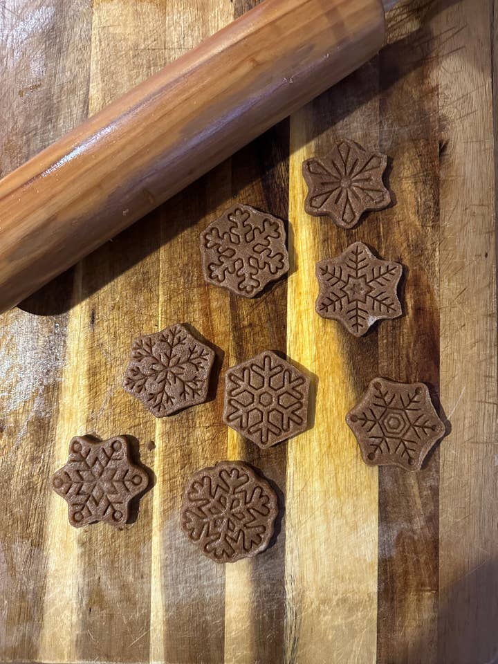 Peanut Butter Dog Treats – Snowflake Winter Cookies for Dogs for wholesale by Big Head Barkery