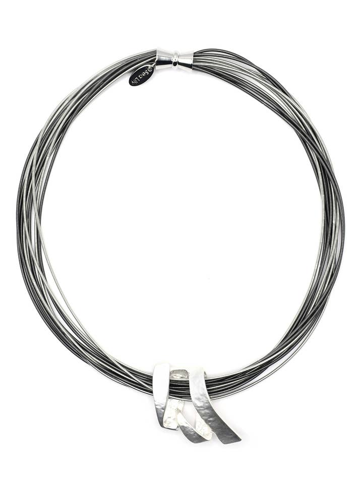 Collier court L66F argenté/ardoise à plusieurs rangs avec martelage pour la vente par Sea Lily