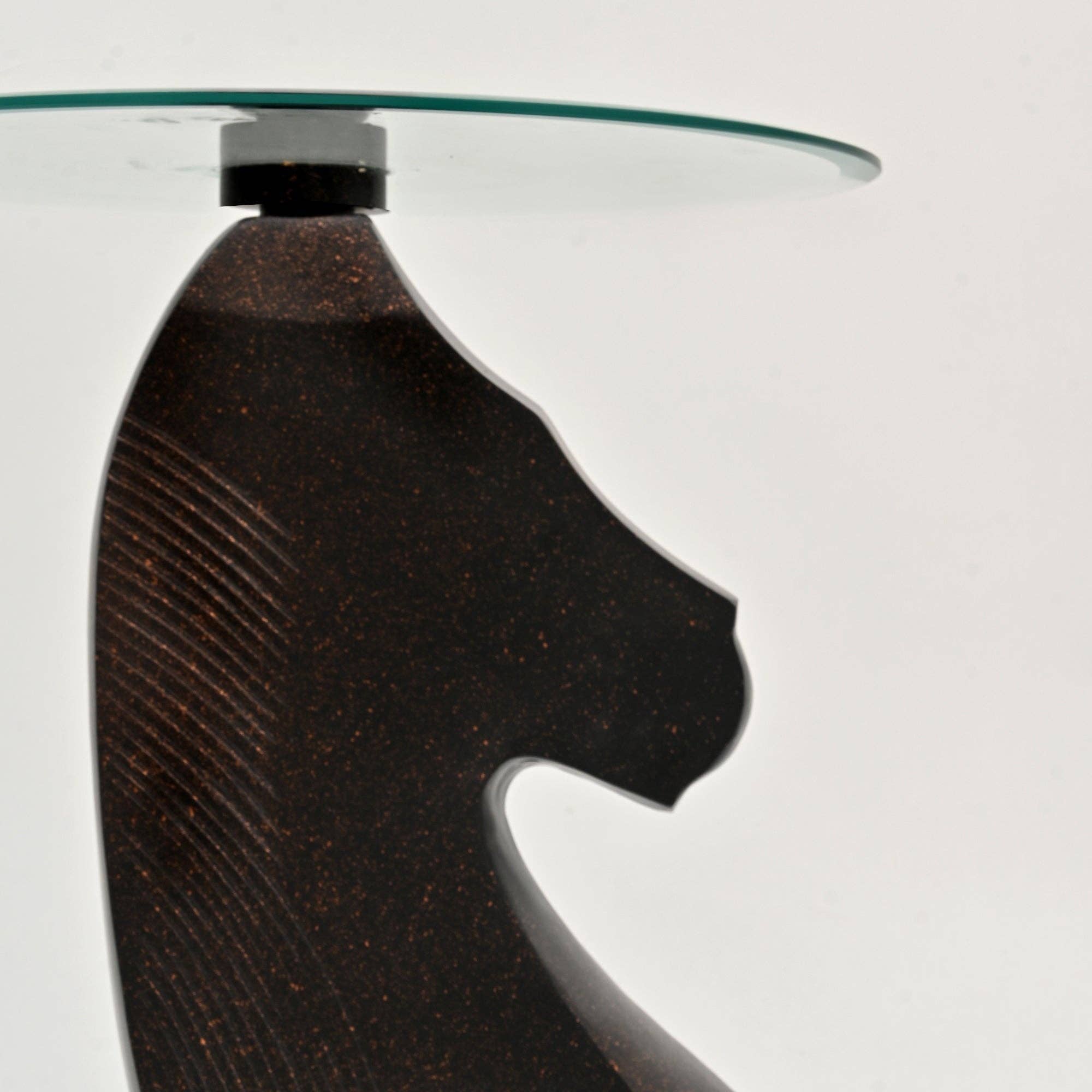 TrenDec – Großhandel Beistelltisch – Akzenttisch | Dekorativer Tisch mit gehämmertem Pferdemotiv | 24"2