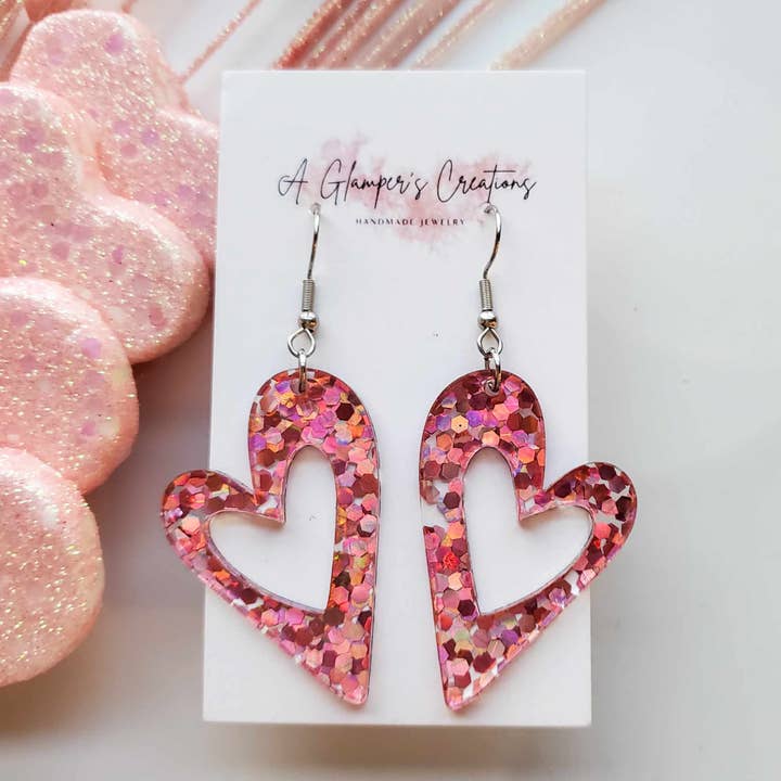 Rosafarbene, klobige, glitzernde Ohrringe aus Acryl mit Herzausschnitt zum Valentinstag für den Großhandel von A Glamper's Creations LLC