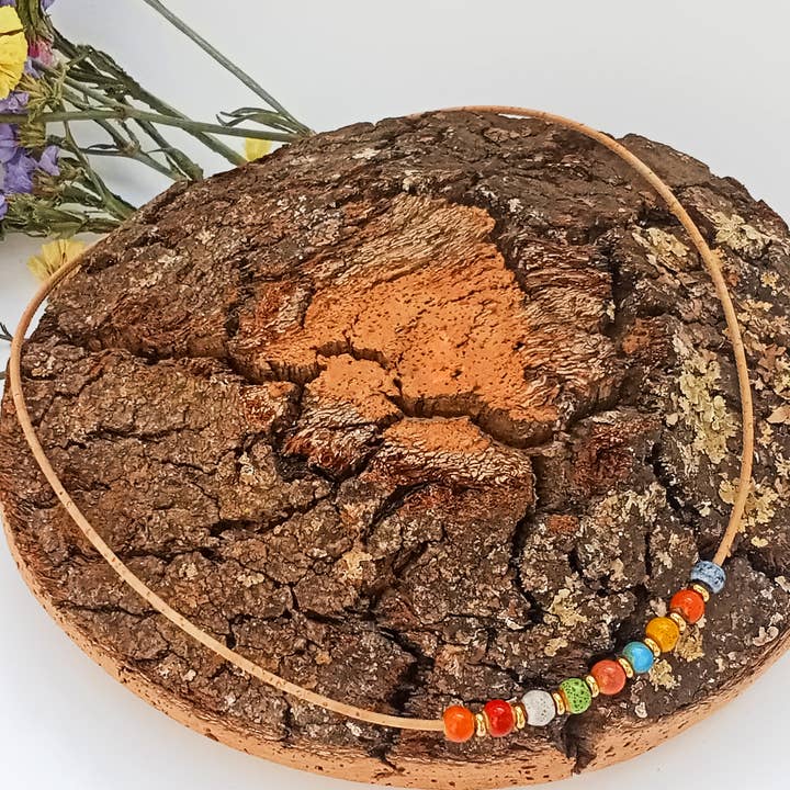 Halskæde i naturlig kork med farvet keramik for engroshandel hos Line Cork