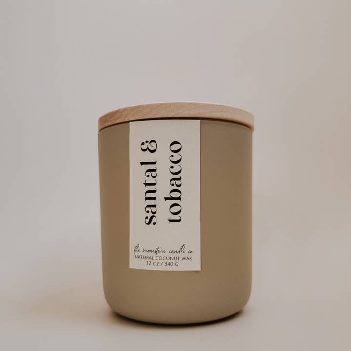 Bougie en cire de noix de coco naturelle Santal + Tabac avec mèche en bois pour la vente par The Moonstone Candle Co.