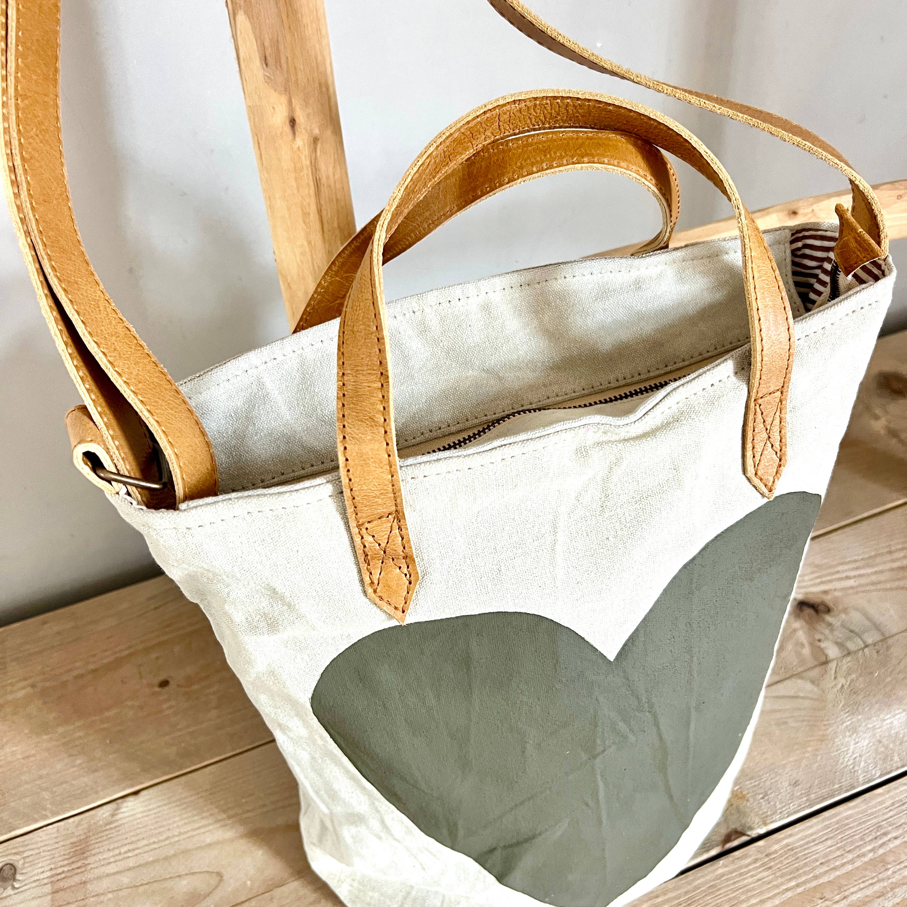 Liefe NL – wholesale Axelväska - Dam – BucketBag hjärta mörk oliv (vintage ljus canvas) NY7