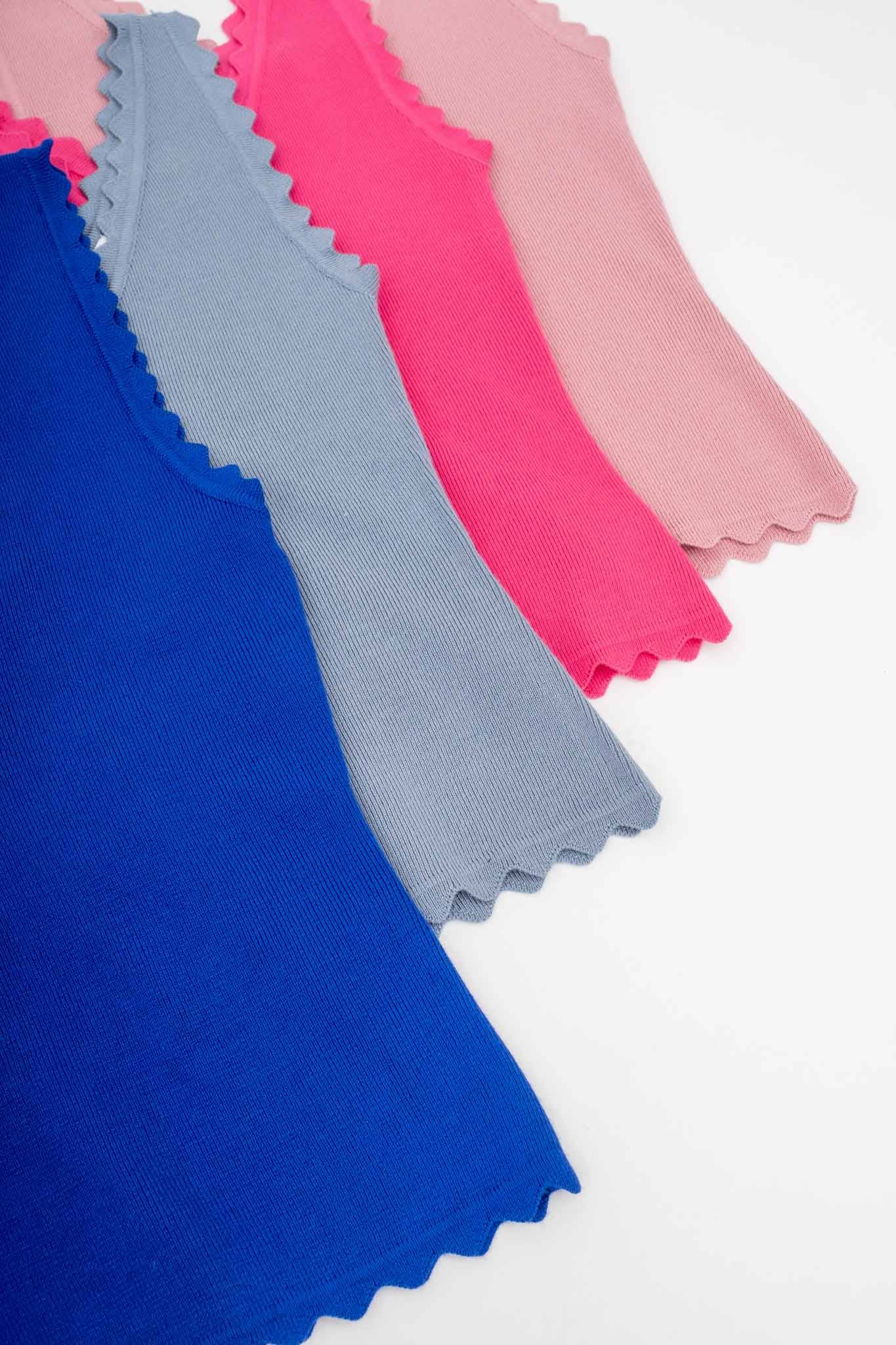 The Workshop Studio – wholesale Stickad topp - Dam – ÄRMLÖS TRÖJA MED KAMMUSSLINGSKANT STICKAD CROP TOP7