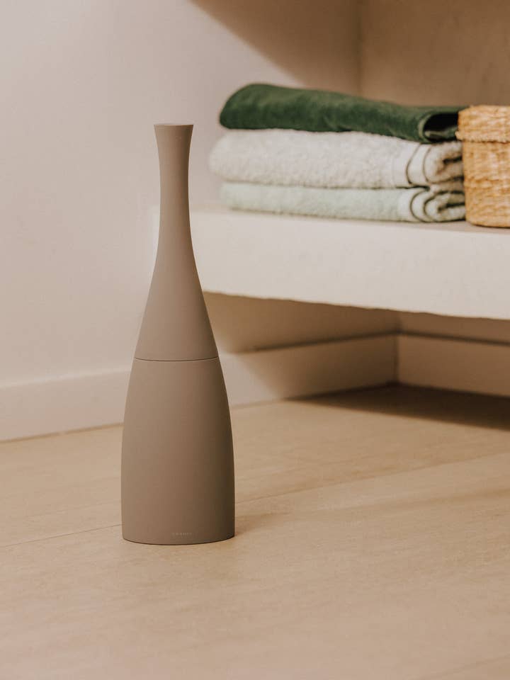 Brosse de toilette sur pied Collection Saku par COSMIC BRAND pour la vente par COSMIC BRAND