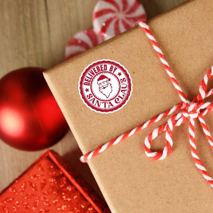 Des autocollants du père Noël, des étiquettes de Noël, des étiquettes cadeaux, des autocollants de livraison spéciaux, des étiquettes de courrier estampées au pôle Nord, livrées par le père Noël pour la vente par All for Iris