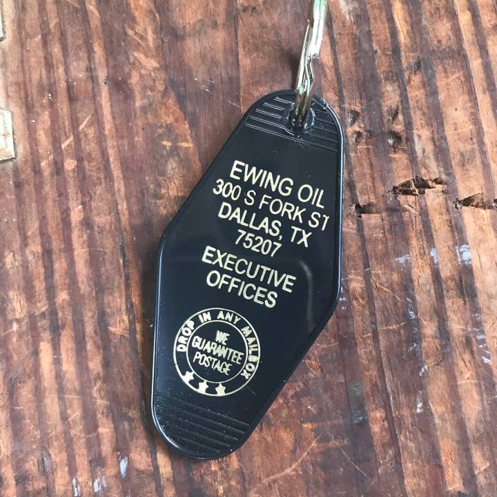 Motel Key Fob - Ewing Olie for engroshandel hos The 3 Sisters Design Co.