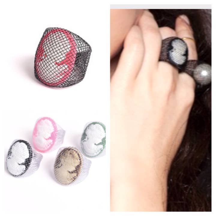 Marie’s junkie fisknetring med farvet resin cameo for engroshandel hos Mademoiselle Boetia