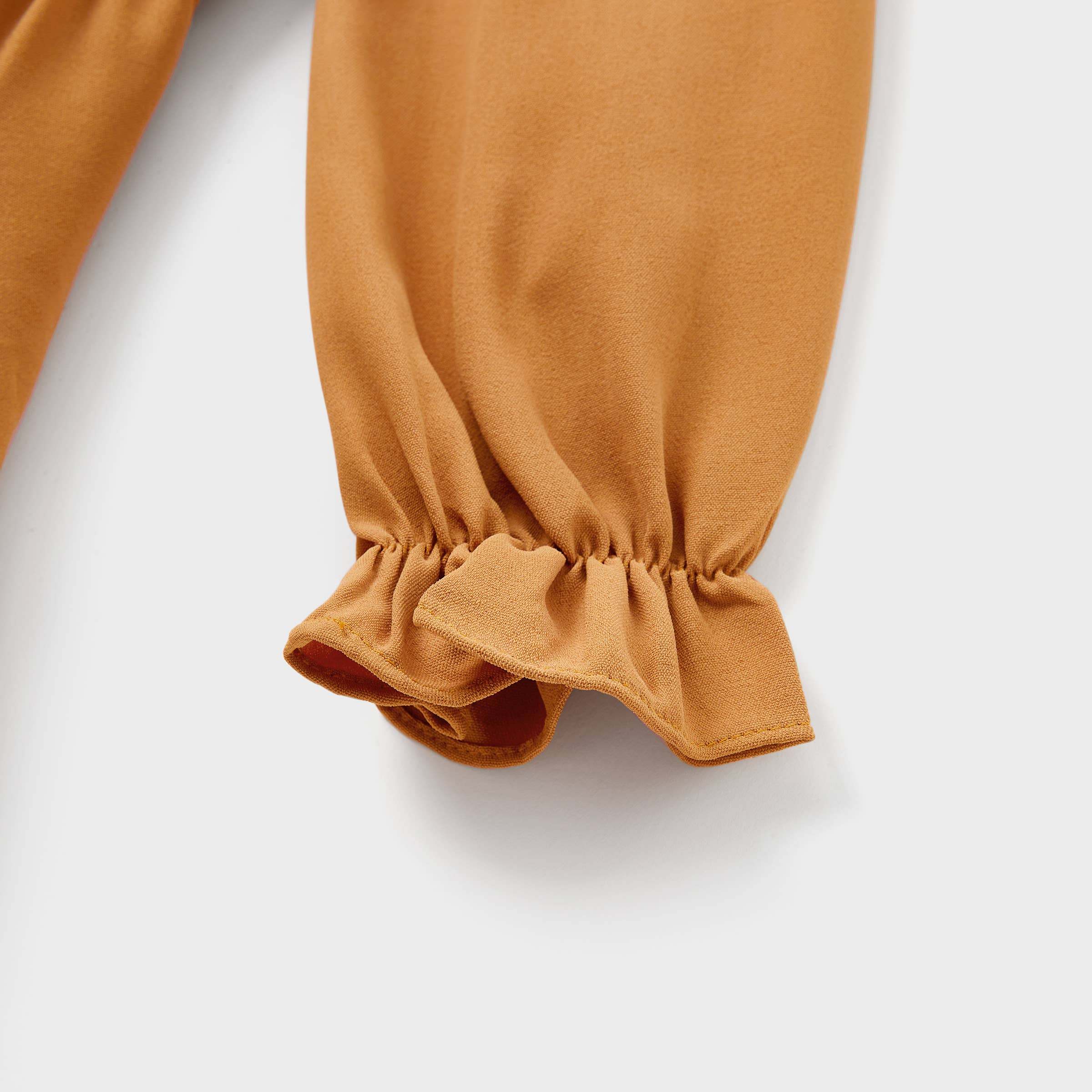 Brun Familjens matchande plagg: långärmad pikétröja och klänning med volangkant för wholesale på Faire17