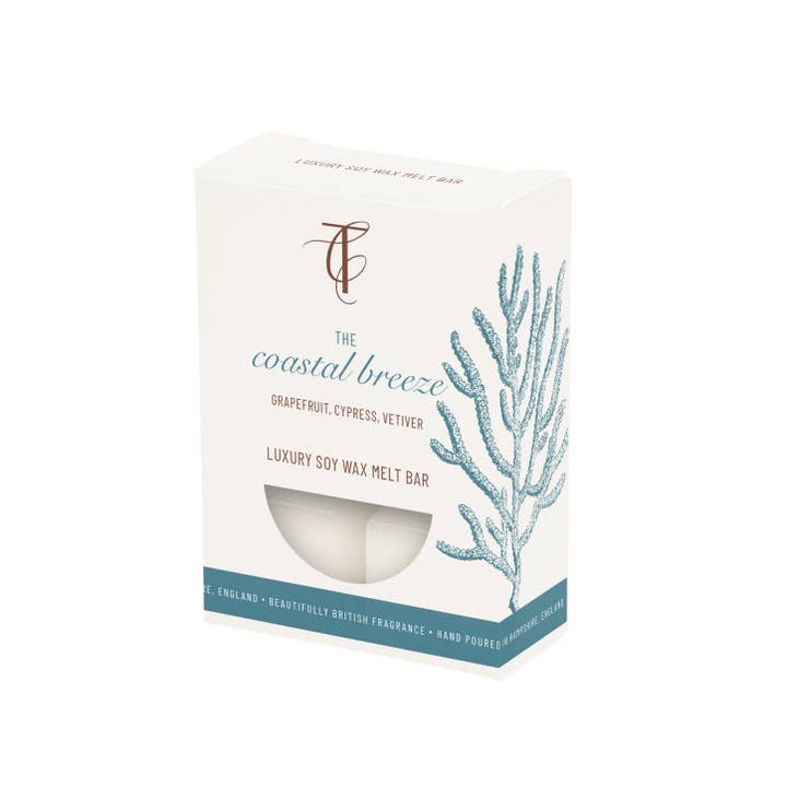 COAST & COUNTRY-Kustbris 60-timmars sojavaxdoftkaka för wholesale av The Country Candle Co.