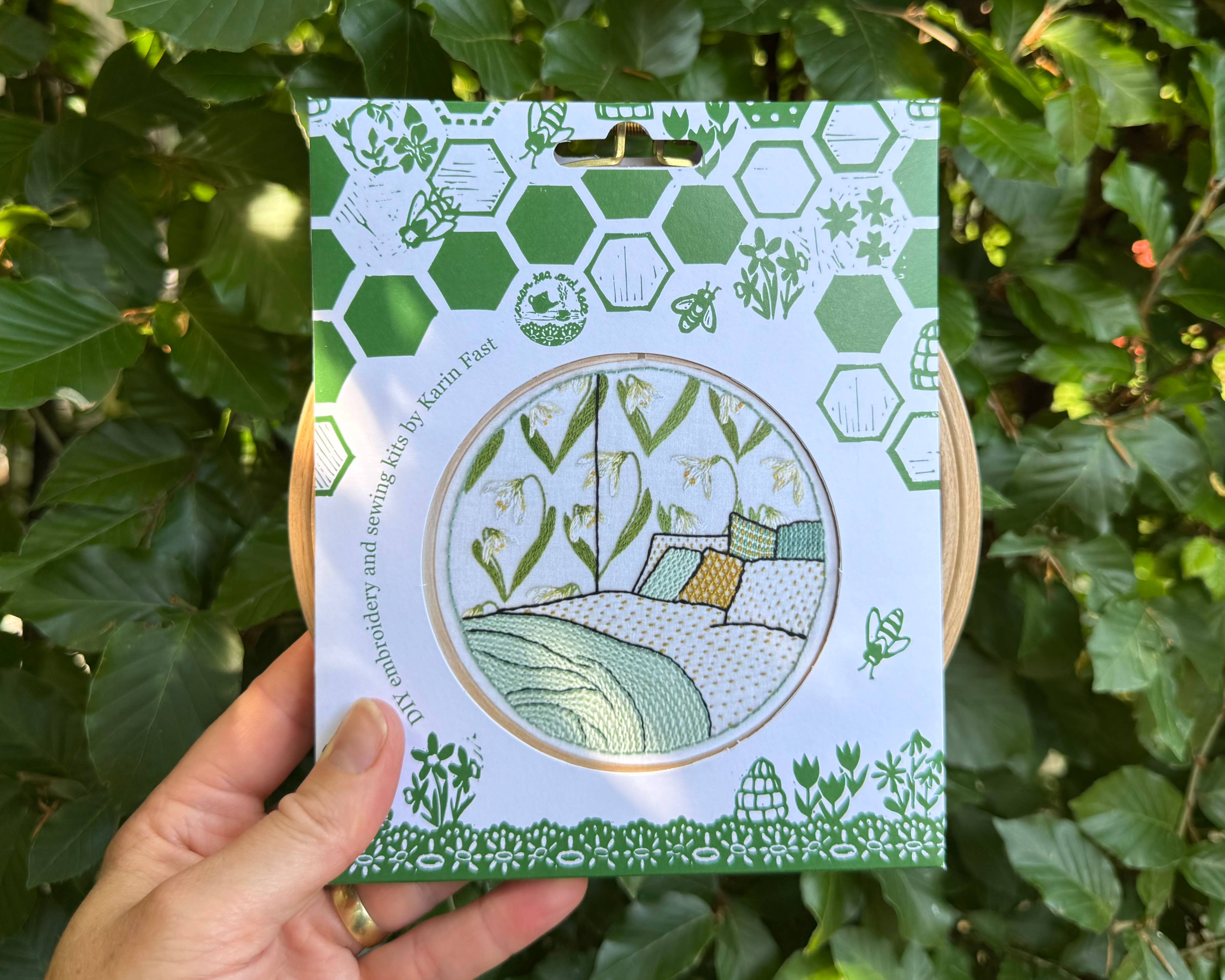 Cream Tea and Lace – Engroshandel Broderitilbehør – broderisæt vintergæk soveværelse, interiørdesign moderne bøjlekunst5