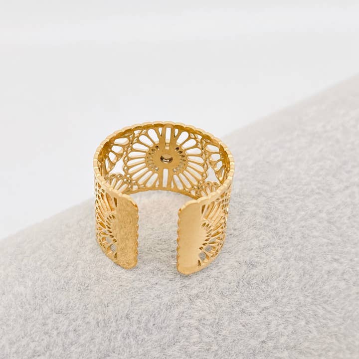 Mio Queena - Wholesale Cocktail/Statement Ring - Shell Hollow Flower Design 14K Gold Plated Ring - FGS