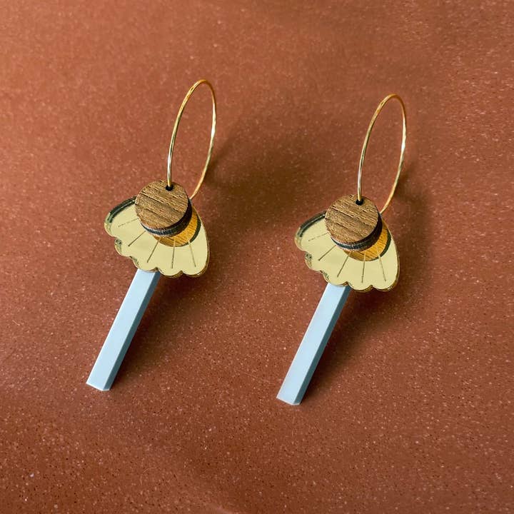 Orecchini in plastica riciclata con conchiglia per la vendita all'ingrosso da parte di All Things We Like